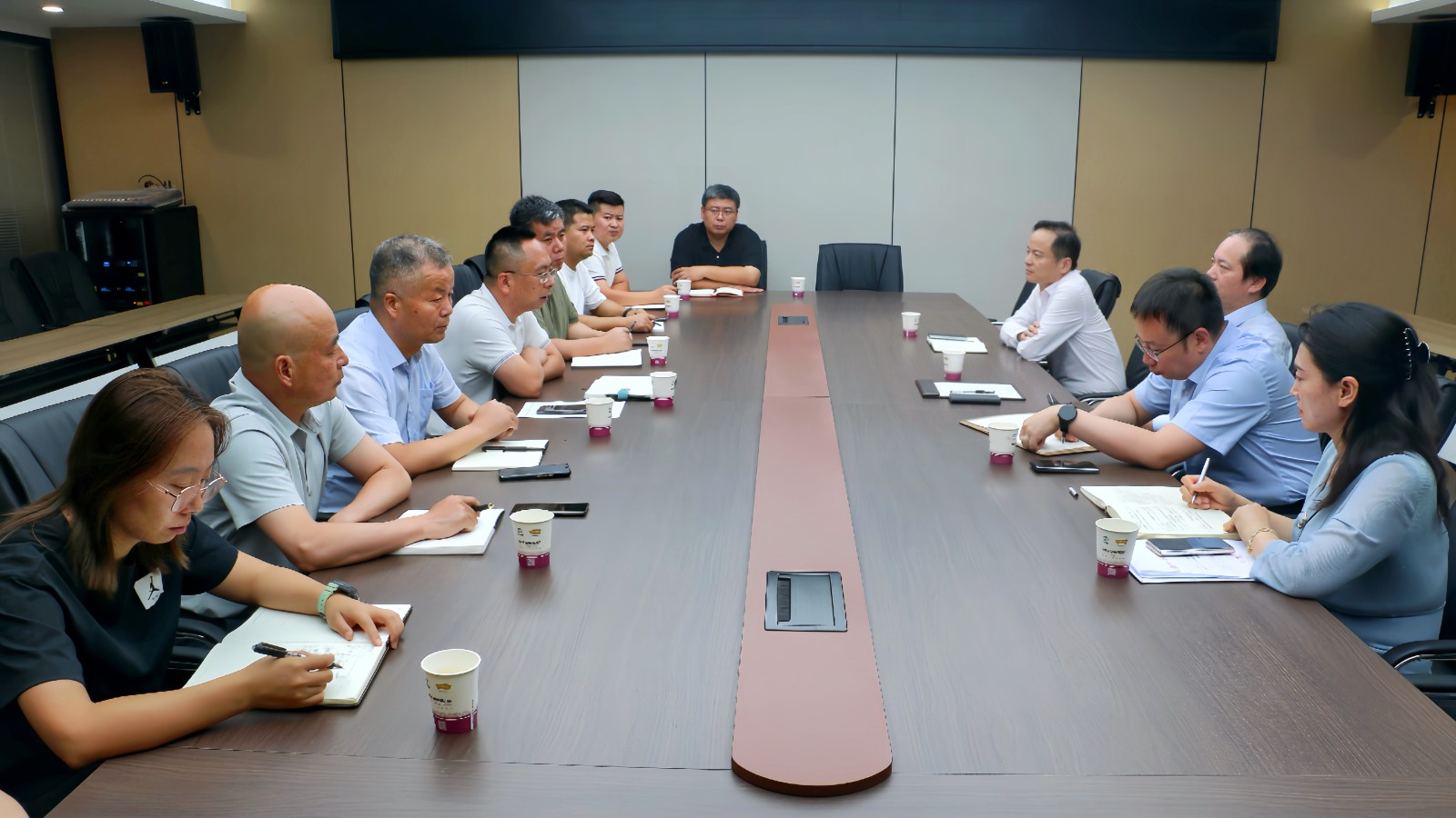 中陜核集團(tuán)黨委書(shū)記、董事長(zhǎng)朱華平到二一四隊(duì)調(diào)研